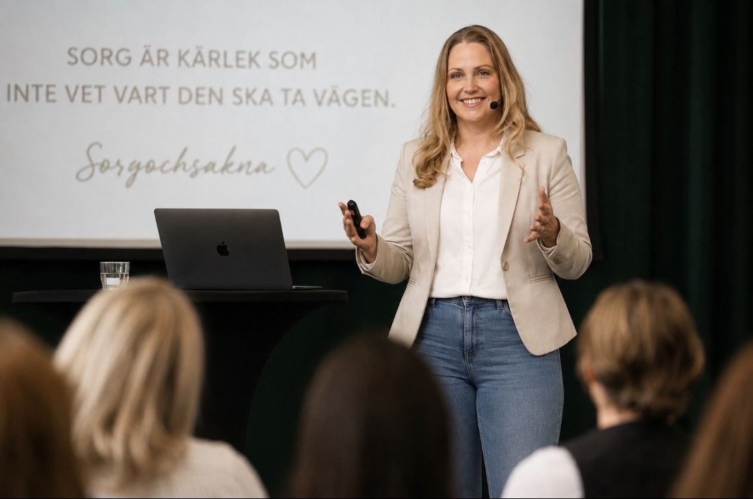 Maja Larsson håller en föreläsning om sorg inför en publik